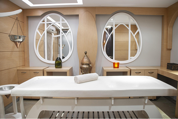 salle bien être avec table de massage au milieu