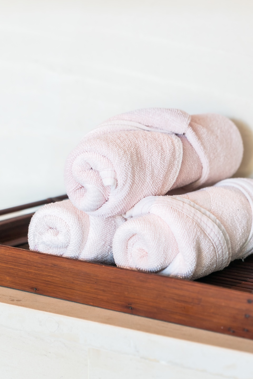 serviettes de spa roulées sur un plateau